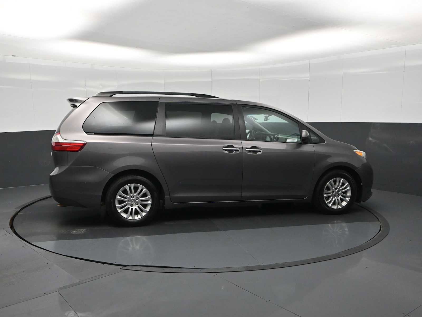 Used 2015 Toyota Sienna XLE image 9