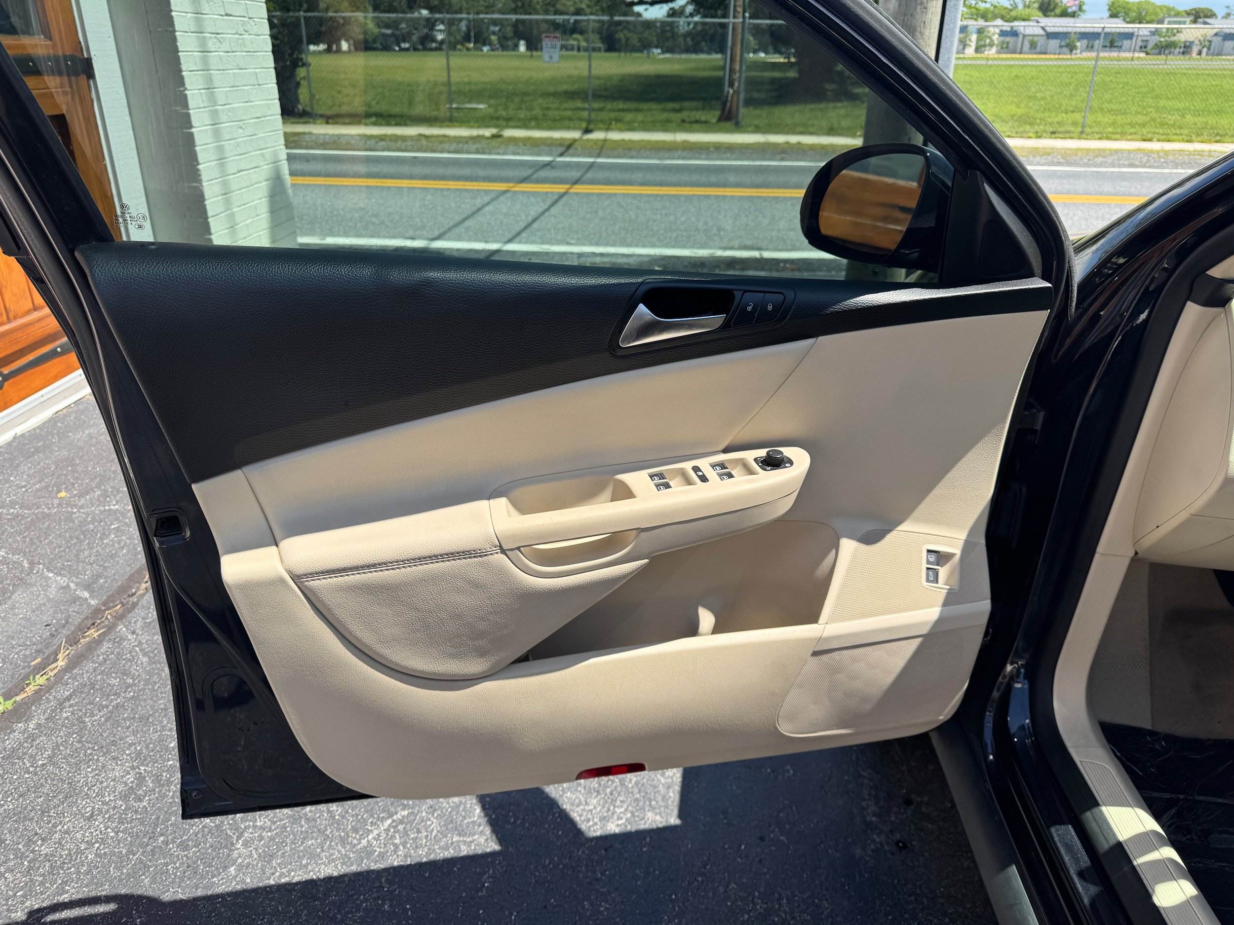Used 2010 Volkswagen Passat Komfort FWD image 7