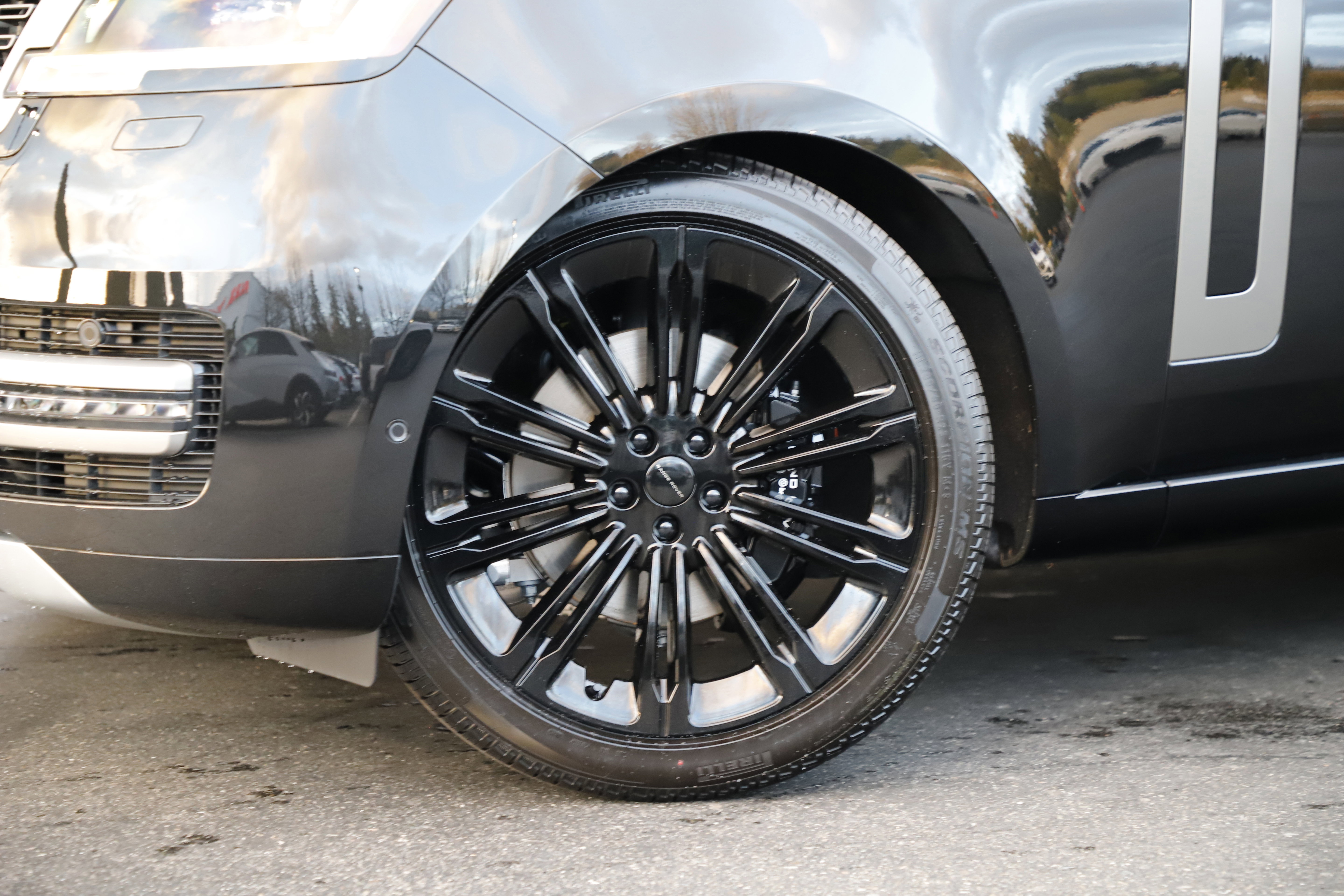 New 2026 Land Rover Range Rover Long Wheelbase SE image 2