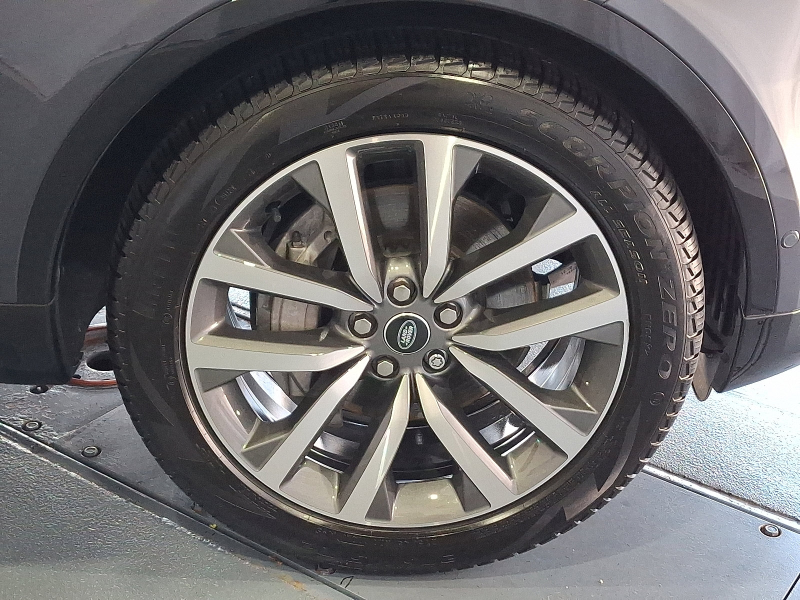 Certified 2025 Land Rover Discovery Dynamic SE image 8