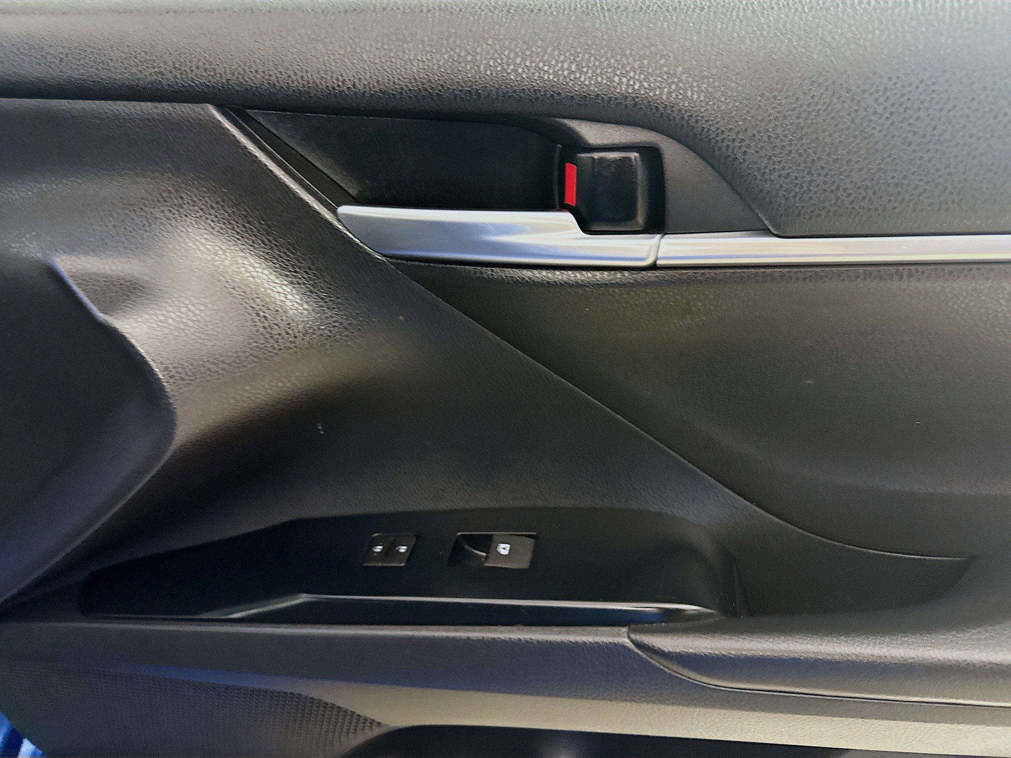 Used 2020 Toyota Camry SE w/ Carpet Mat Package image 30