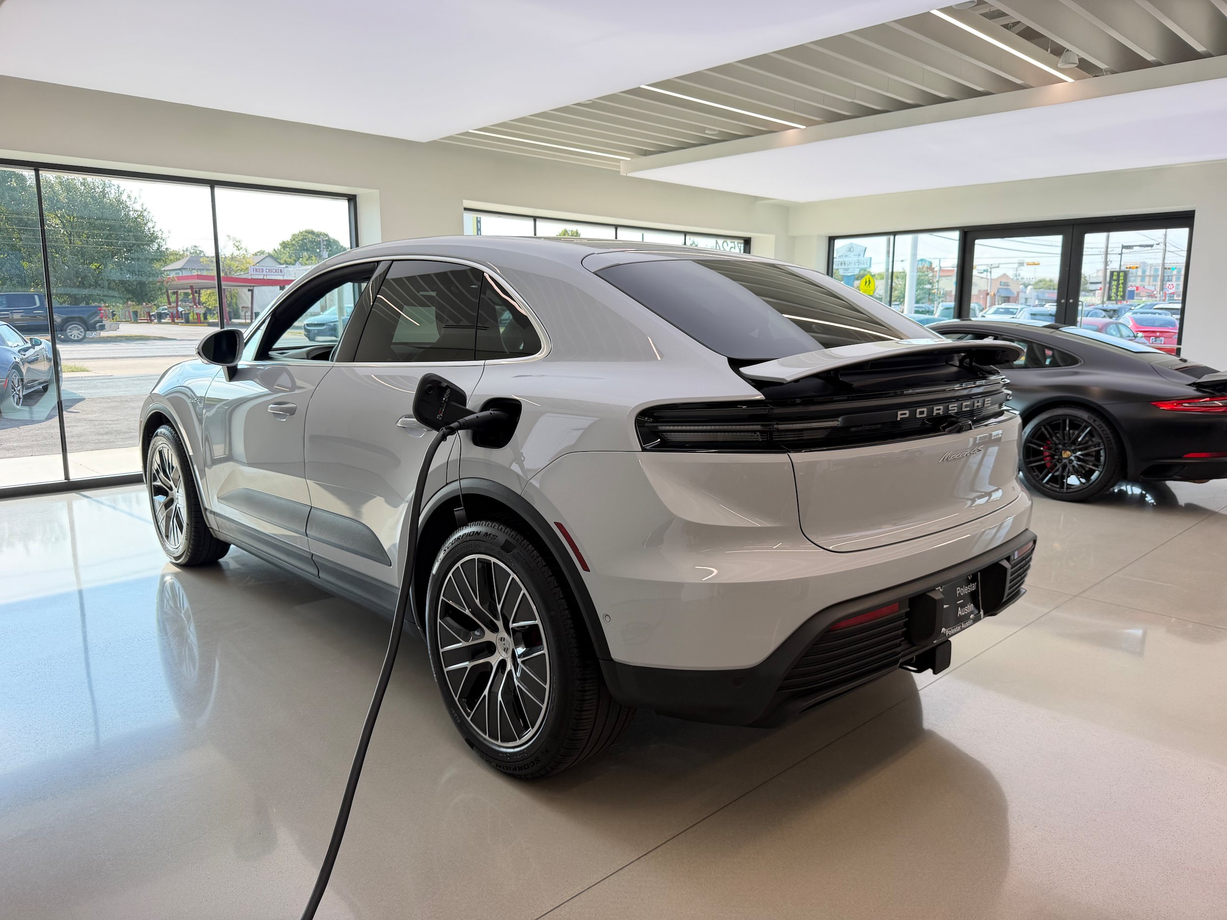 Used 2025 Porsche Macan 4S Electric AWD/4WD image 3