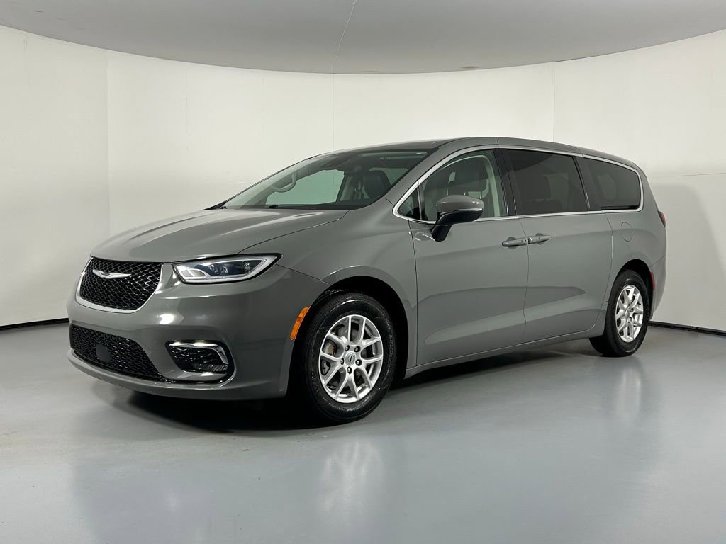 Used 2023 Chrysler Pacifica Touring-L image 3