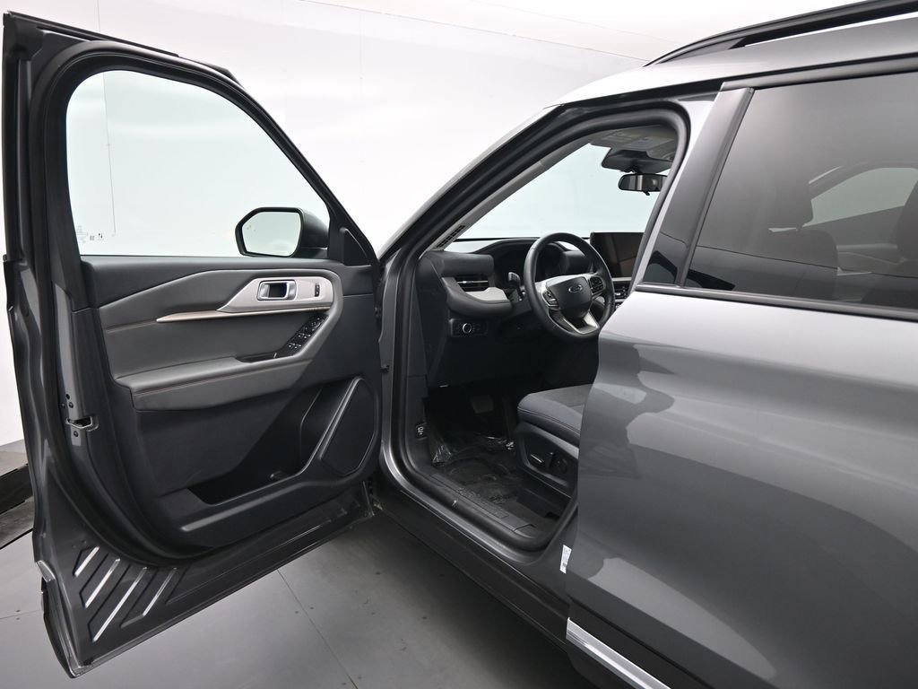 Certified 2025 Ford Explorer Active image 8