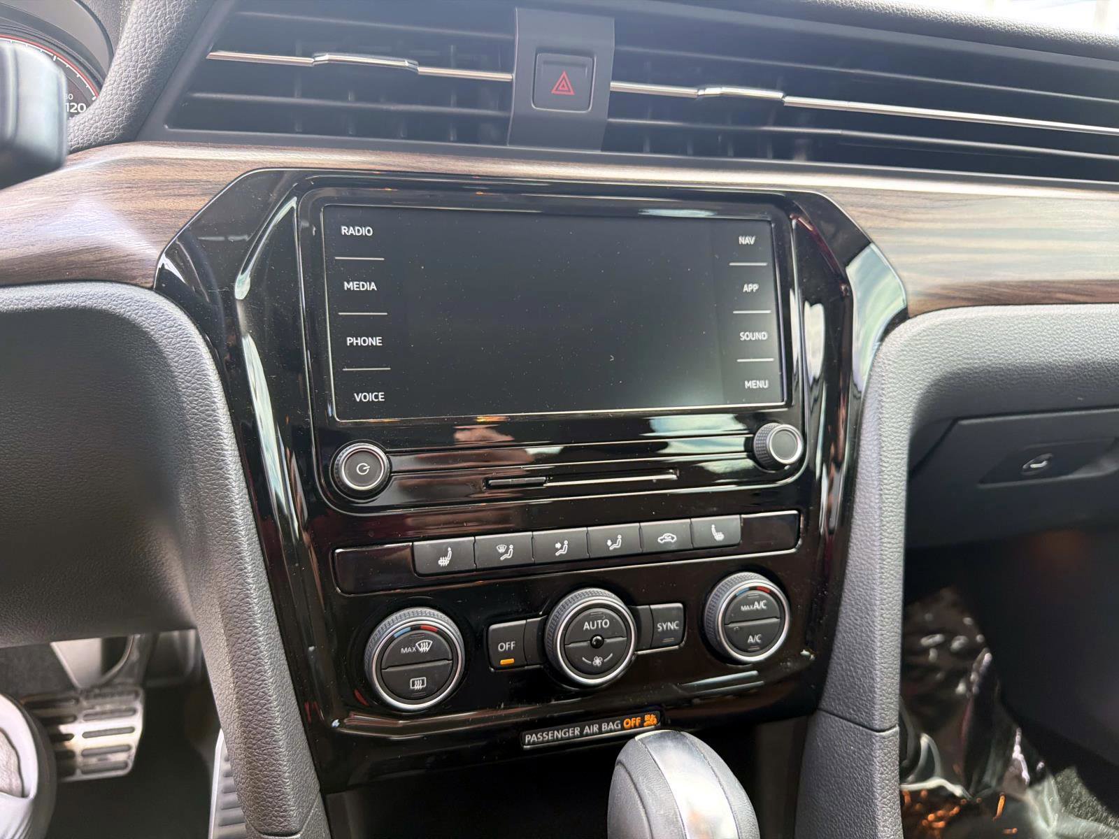 Used 2022 Volkswagen Passat 2.0T image 22