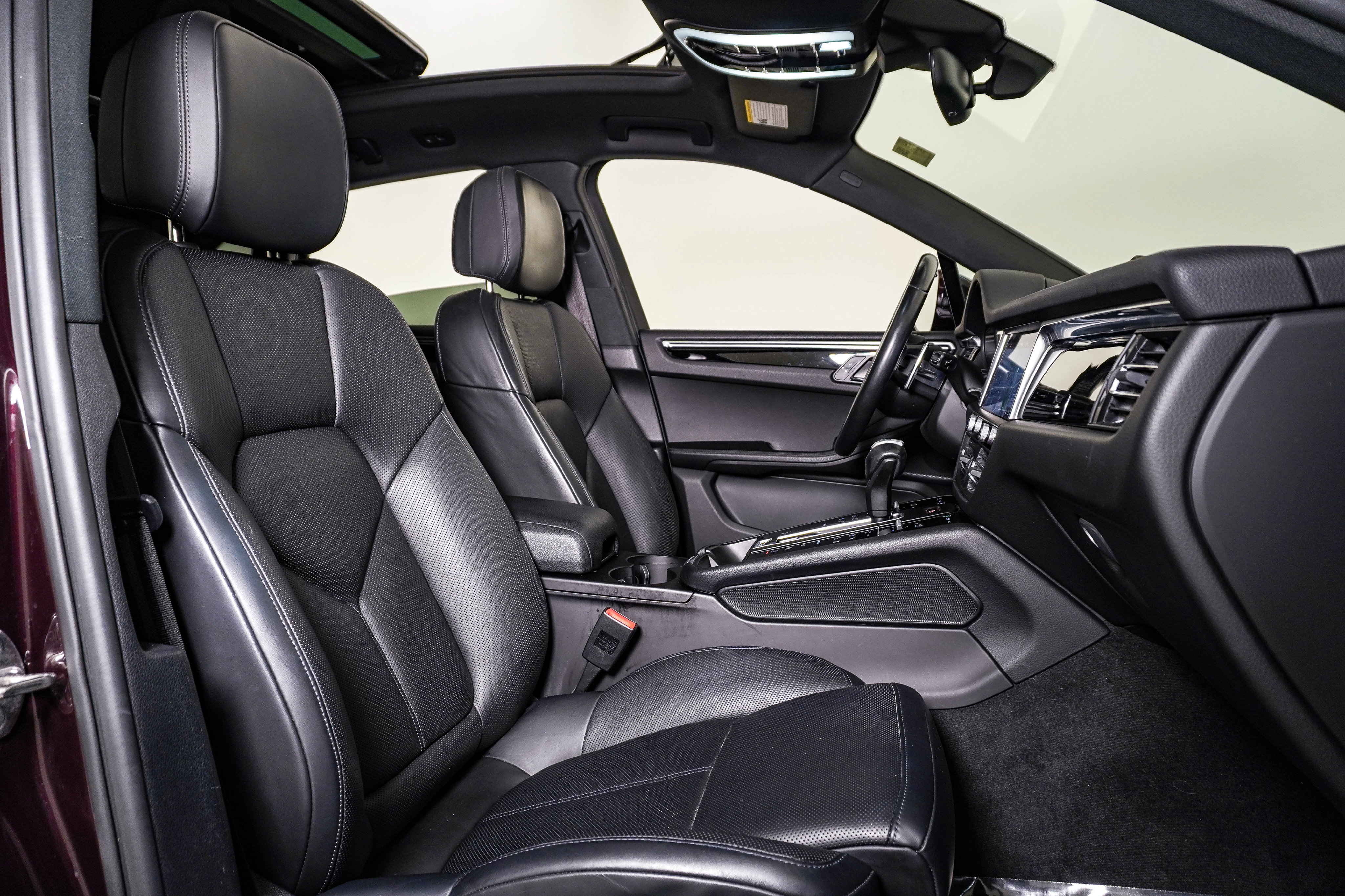 Certified 2023 Porsche Macan Turbo AWD/4WD image 15
