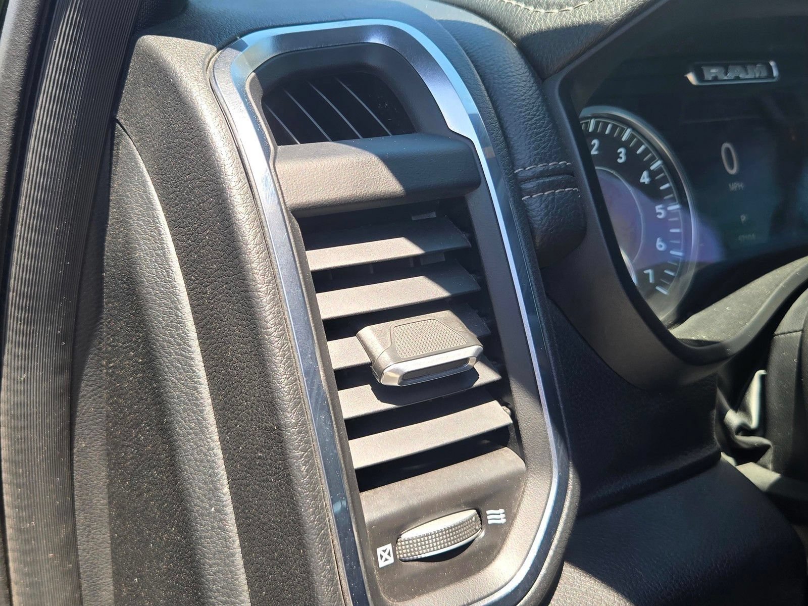 Used 2025 RAM 1500 Laramie AWD/4WD image 14