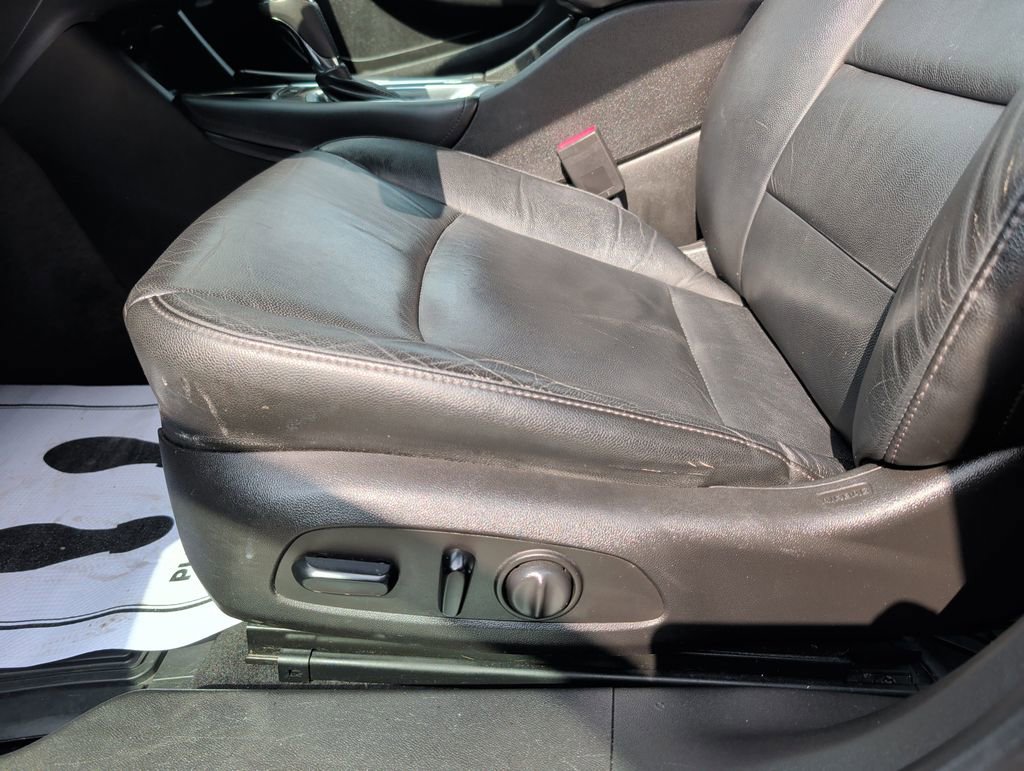 Used 2017 Chevrolet Malibu LT w/ Leather Package FWD image 9