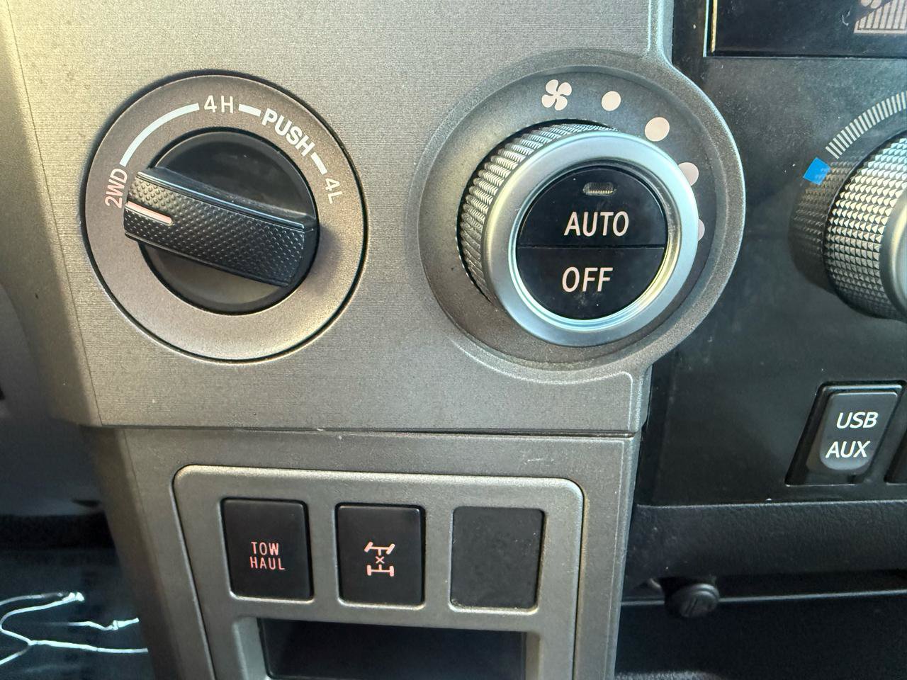 Used 2010 Toyota Sequoia Limited AWD/4WD image 38