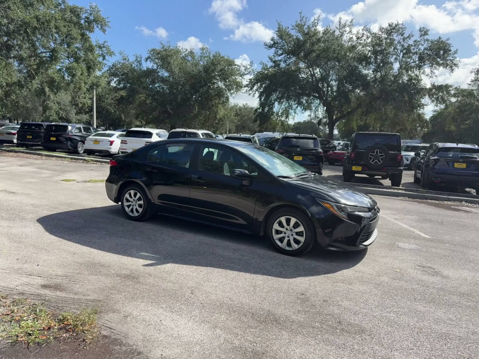 Used 2025 Toyota Corolla LE FWD image 2