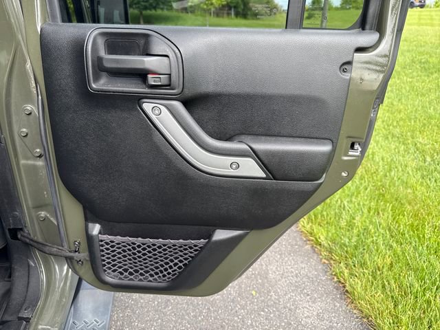 Used 2015 Jeep Wrangler Unlimited Rubicon w/ Connectivity Group AWD/4WD image 16