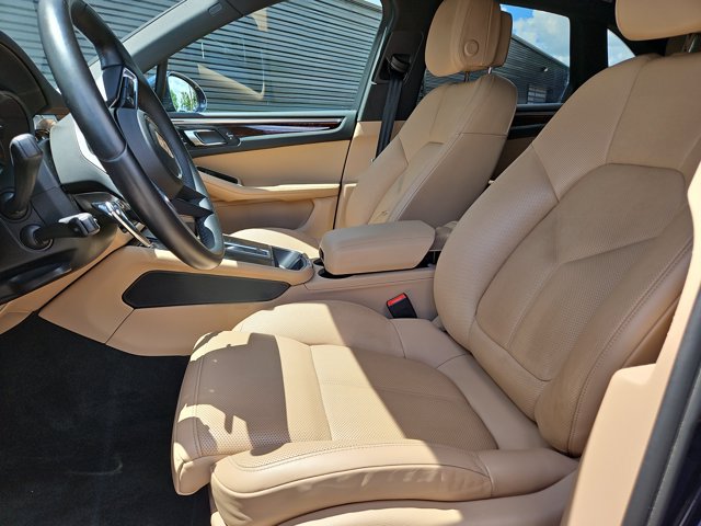 Certified 2023 Porsche Macan AWD/4WD image 5