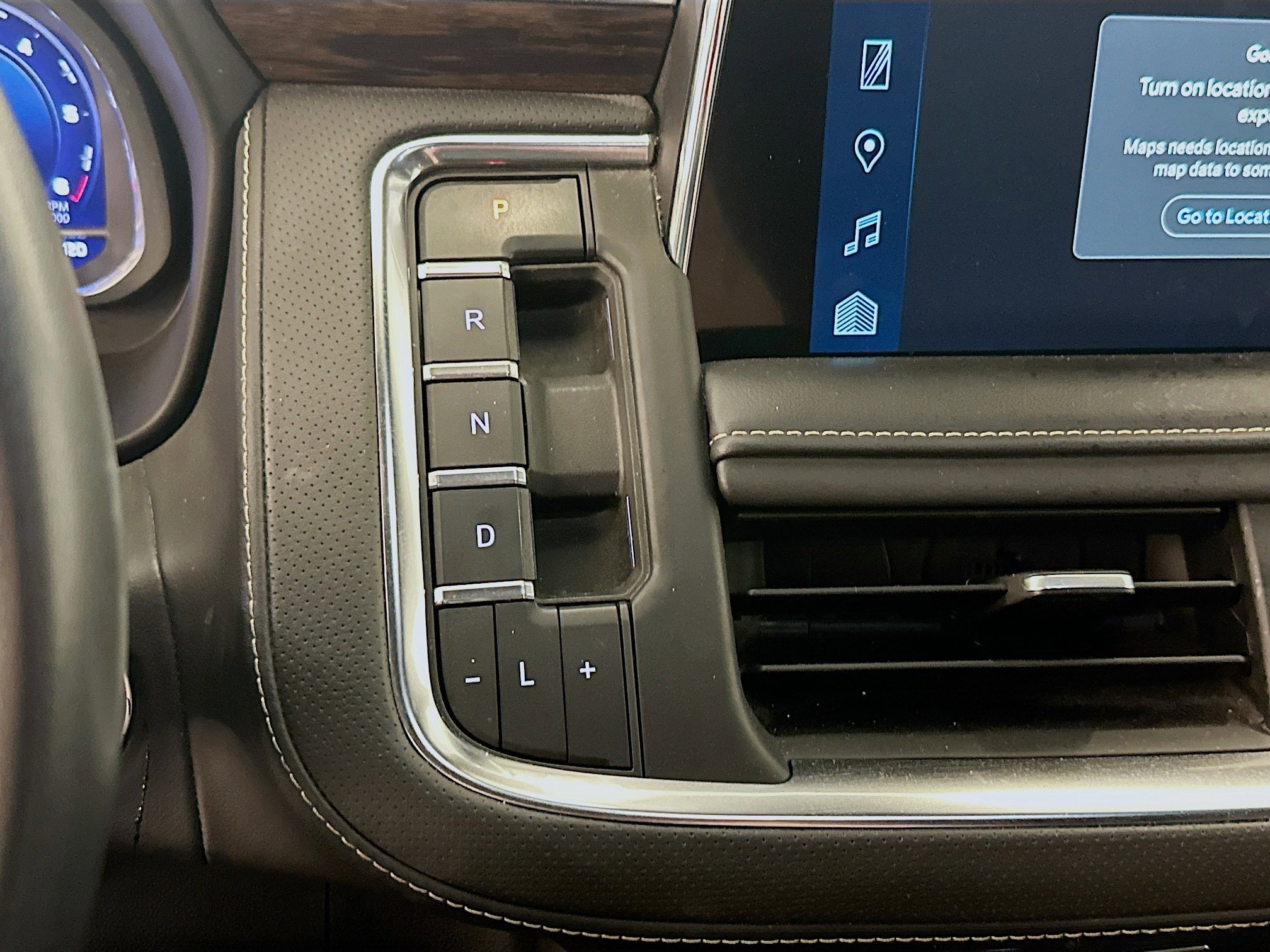 Used 2023 Chevrolet Suburban Premier image 25