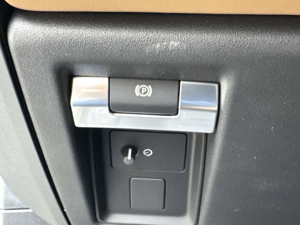 New 2026 Land Rover Defender 110 X-Dynamic SE image 31