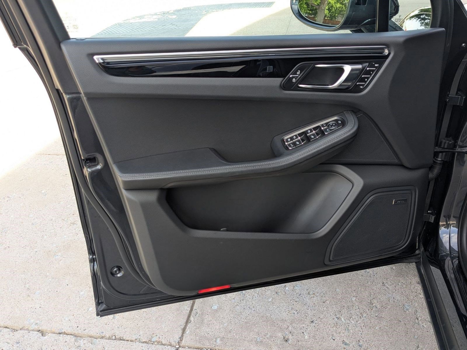 Certified 2025 Porsche Macan image 13