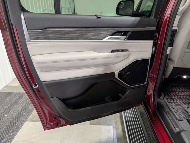 Used 2024 Jeep Wagoneer L Series III w/ Premium Group I image 9