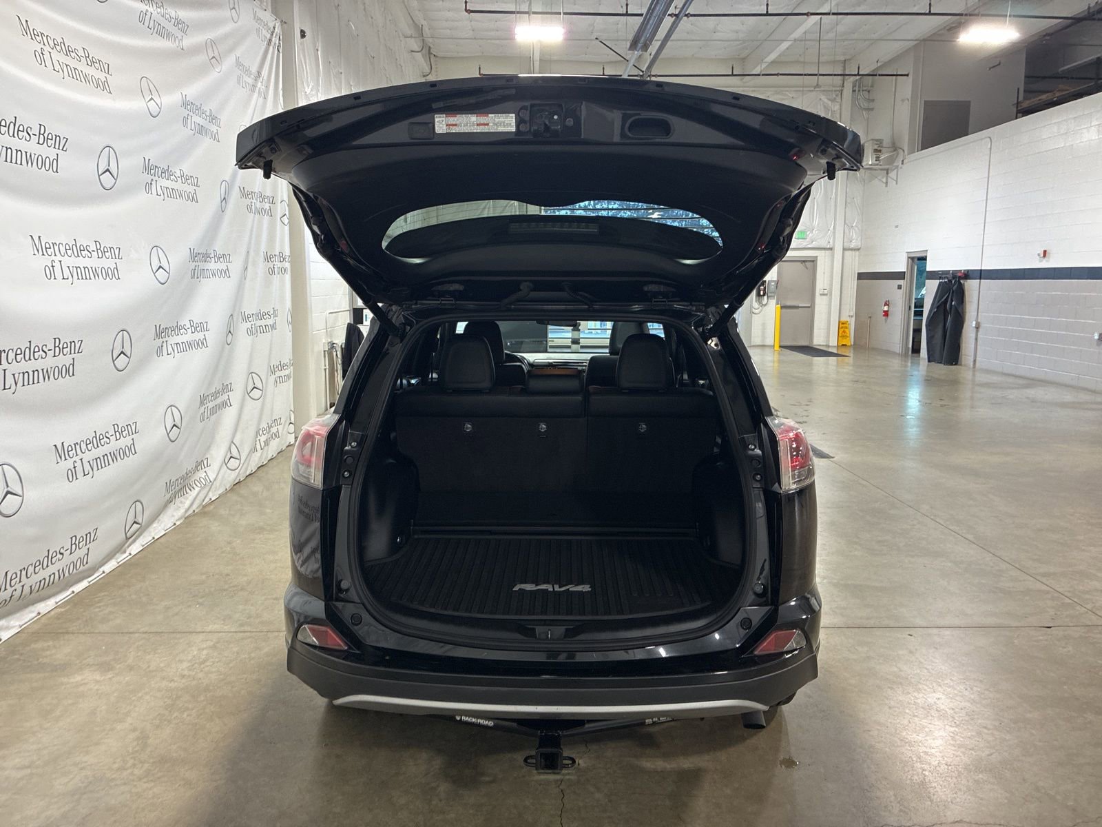 Used 2017 Toyota RAV4 SE image 6