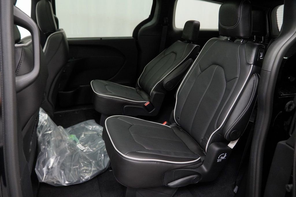New 2026 Chrysler Pacifica Limited w/ S Appearance Package image 18