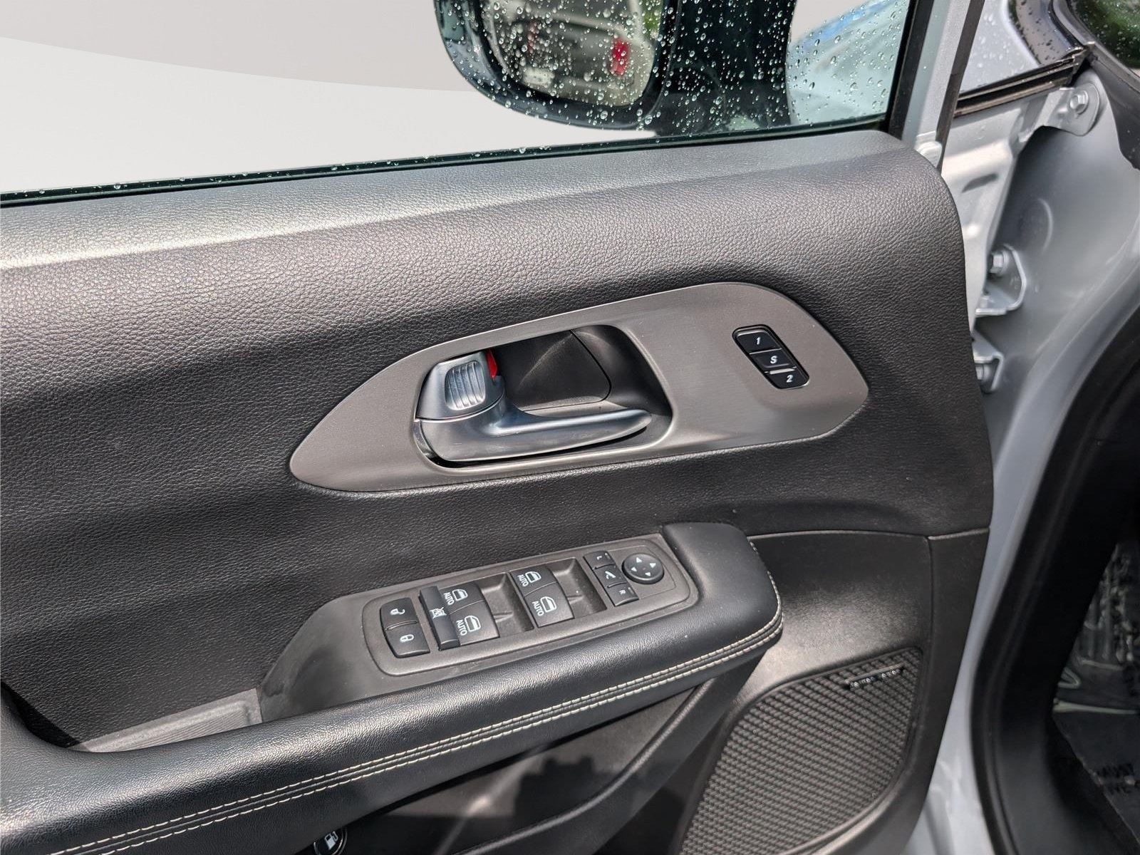 Used 2023 Chrysler Pacifica Limited w/ Uconnect Theater Family Group FWD image 25