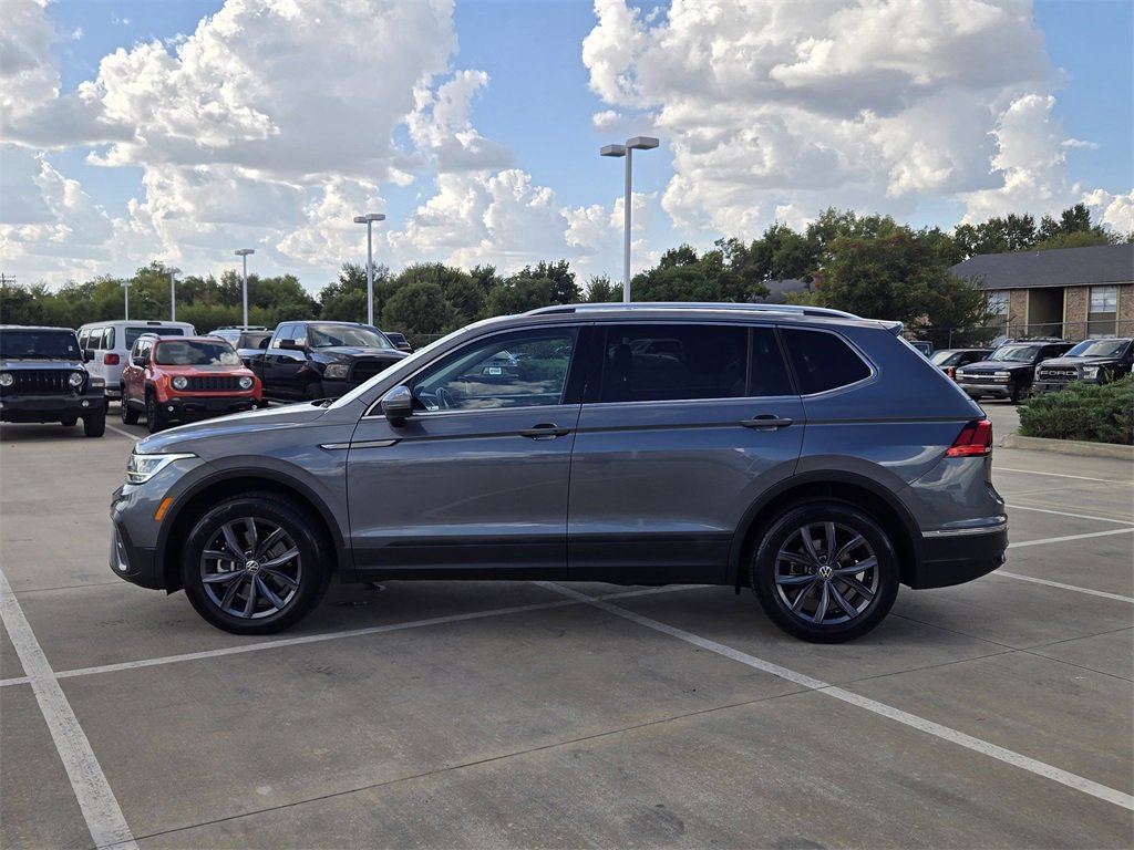Used 2023 Volkswagen Tiguan SE w/ Panoramic Sunroof Package image 5