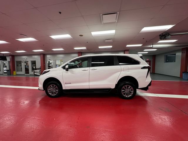 Used 2026 Toyota Sienna LE image 5