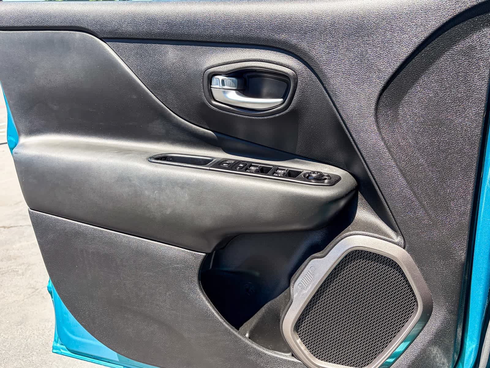 Used 2022 Jeep Renegade Latitude AWD/4WD image 19