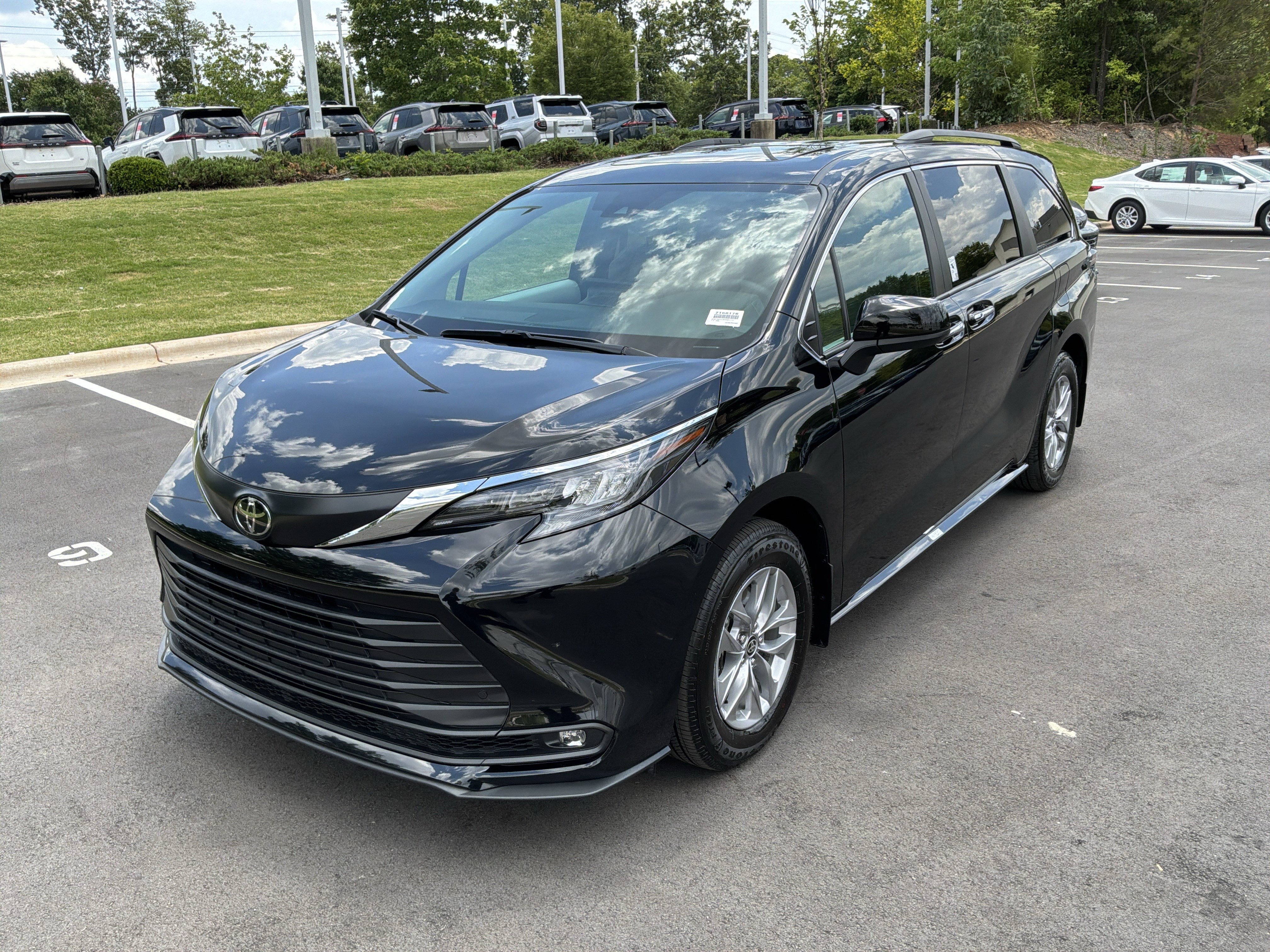 Used 2026 Toyota Sienna XLE FWD image 5