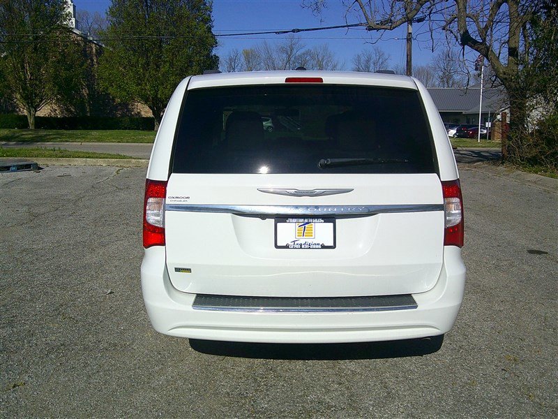 Used 2014 Chrysler Town & Country Touring image 4