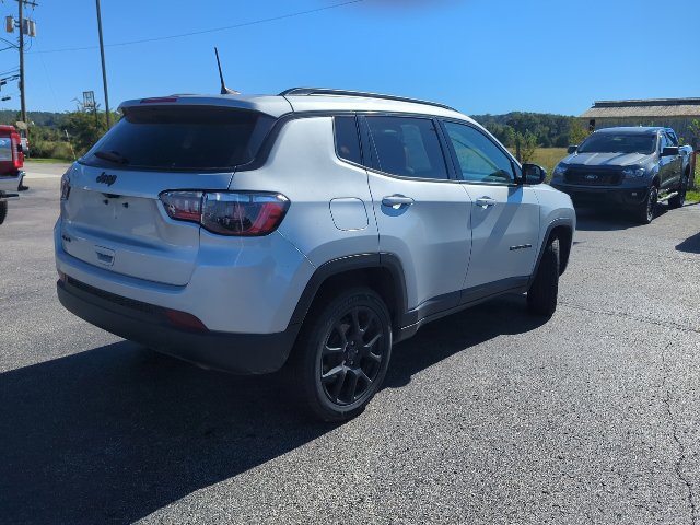 Used 2025 Jeep Compass Latitude w/ Convenience Group AWD/4WD image 30