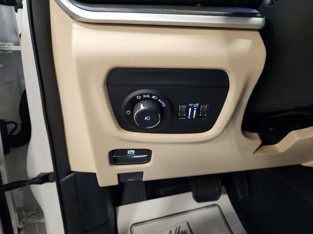 Used 2024 Jeep Grand Cherokee Limited w/ Black Appearance Package image 22