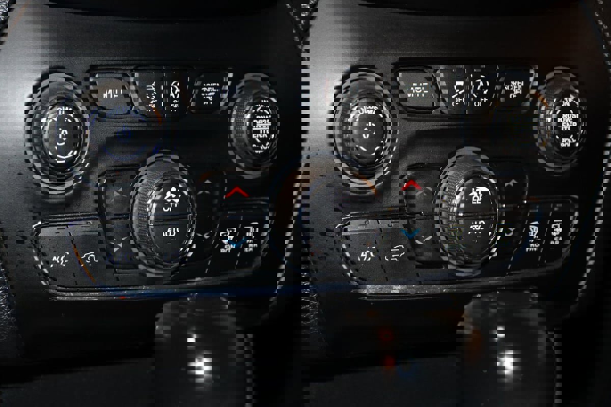 Used 2022 Jeep Cherokee Trailhawk w/ Trailer Tow Group image 43