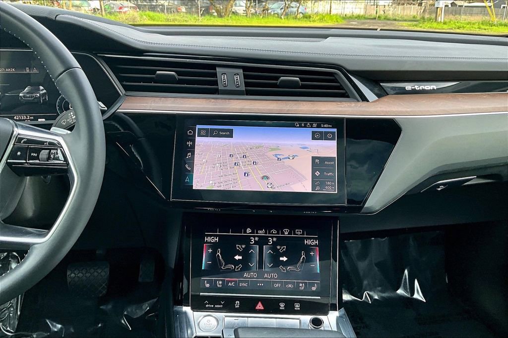 Used 2019 Audi e-tron Prestige w/ Prestige Package AWD/4WD image 8