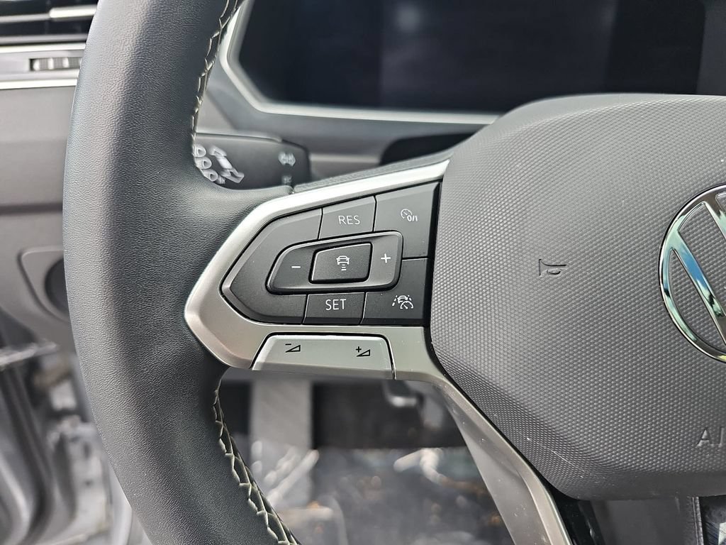 Used 2023 Volkswagen Tiguan SE AWD/4WD image 16