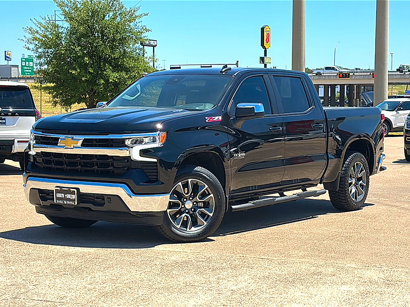 Used 2023 Chevrolet Silverado 1500 LT w/ Z71 Off-Road Package AWD/4WD image 2