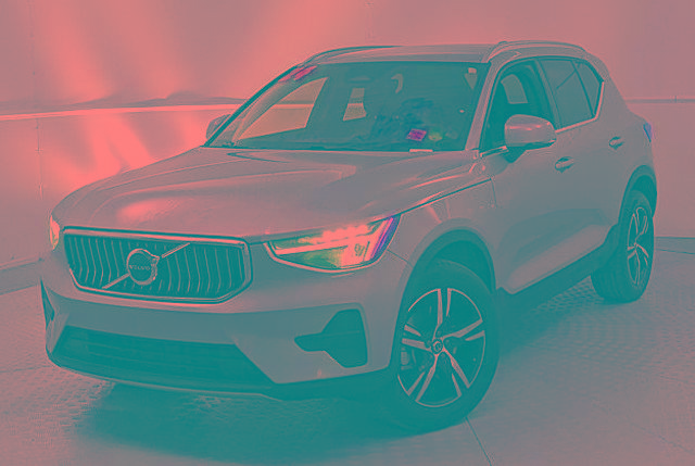 Used 2024 Volvo XC40 B5 Core image 5