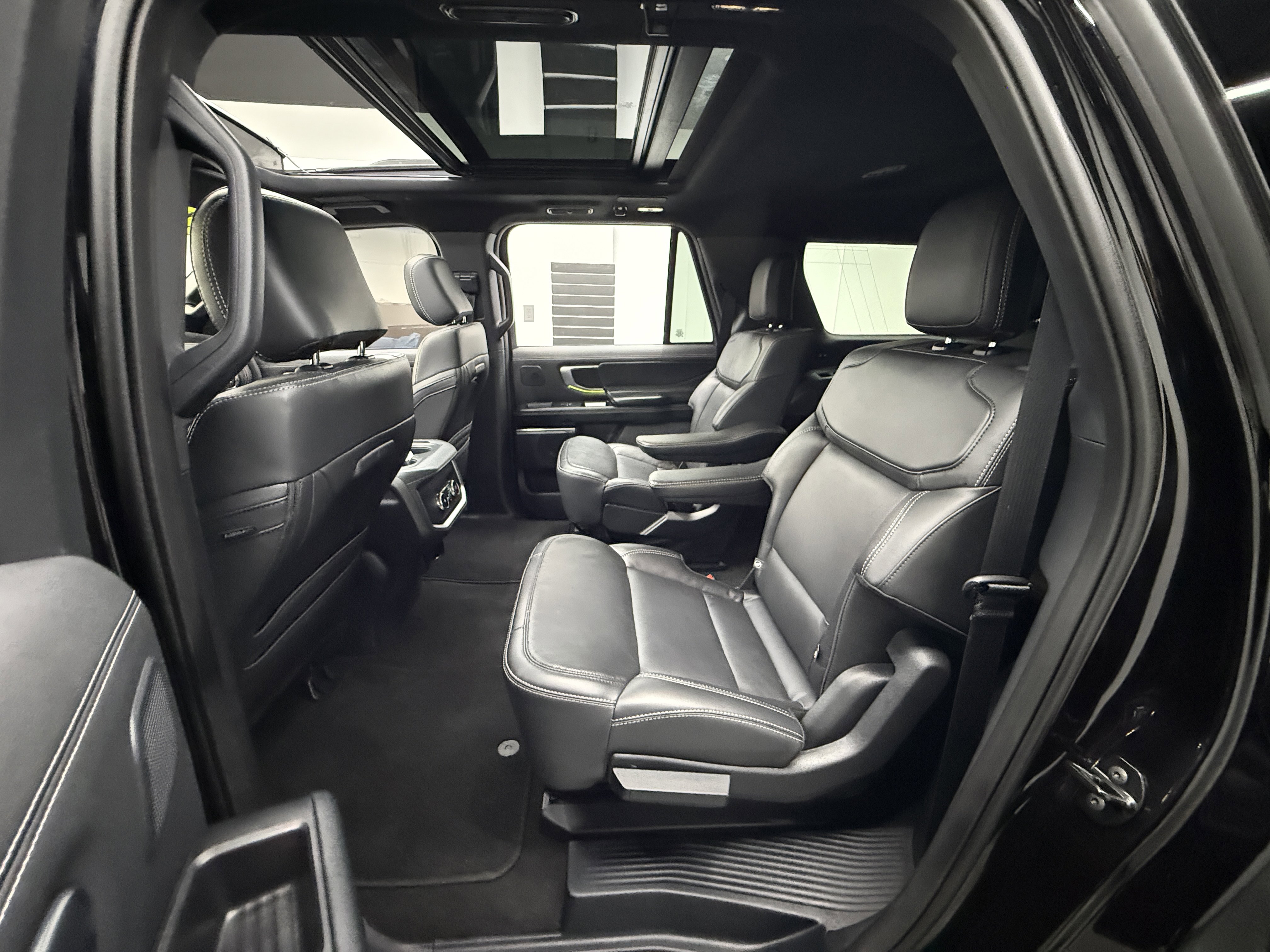 Used 2025 Ford Expedition Max Platinum w/ Stealth Performance Package AWD/4WD image 27