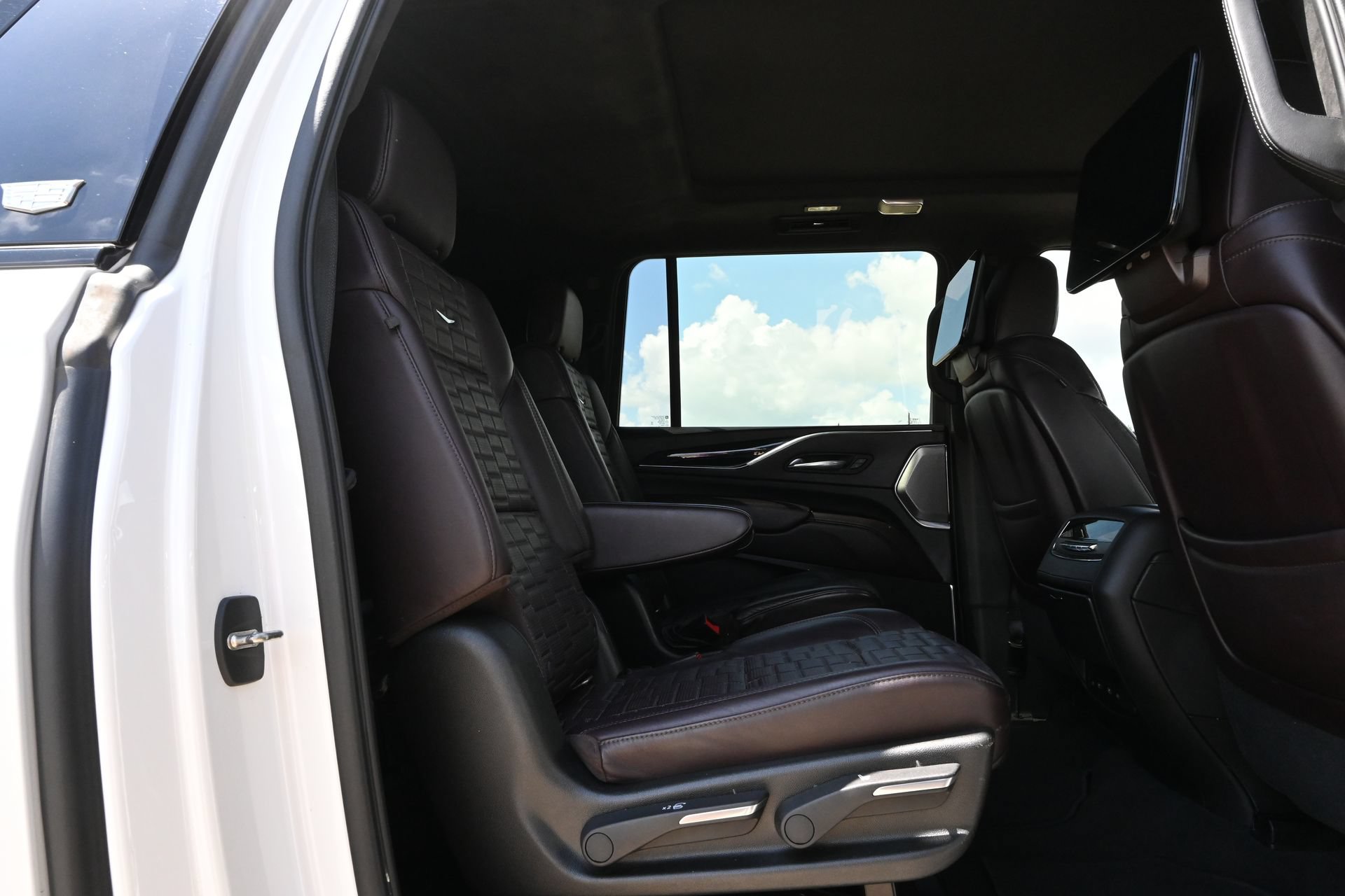 Used 2021 Cadillac Escalade ESV Sport Platinum RWD image 24