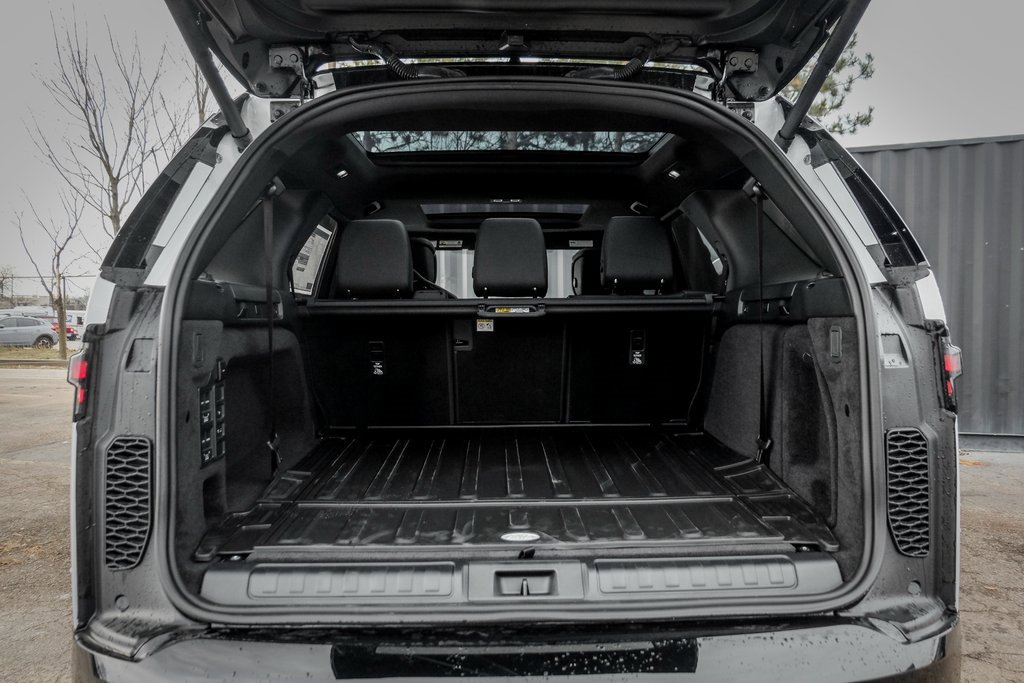 Used 2025 Land Rover Discovery Dynamic SE image 8