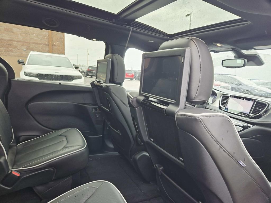 Used 2023 Chrysler Pacifica Limited w/ Uconnect Theater Family Group image 18