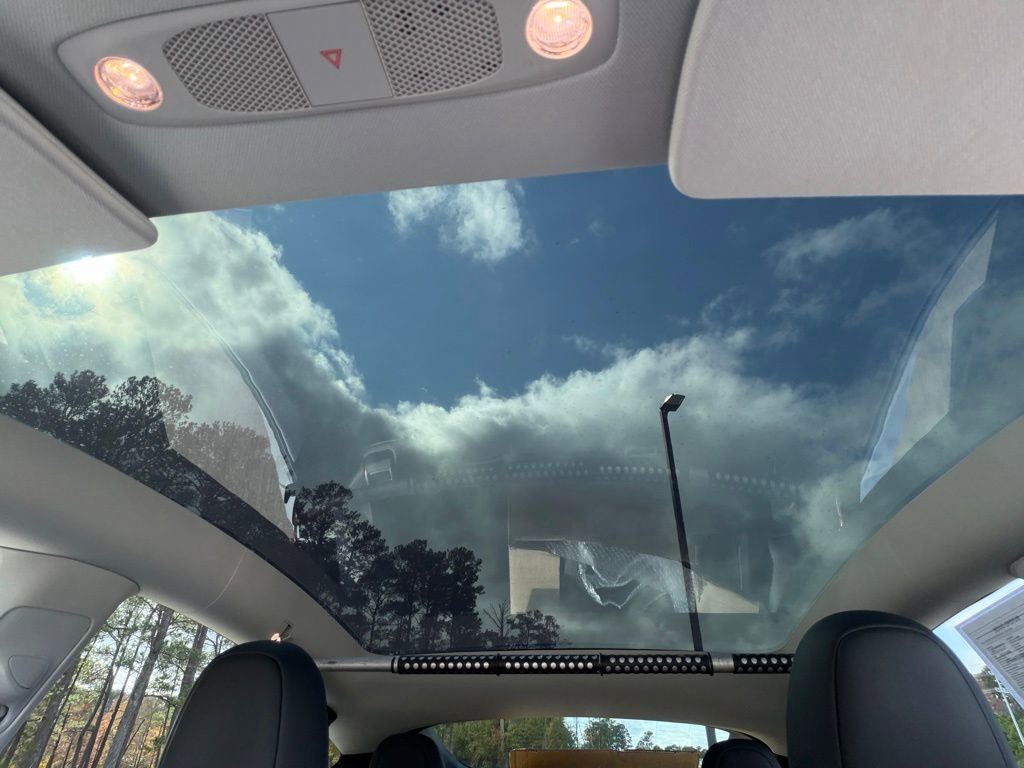 Used 2022 Tesla Model Y Long Range image 23