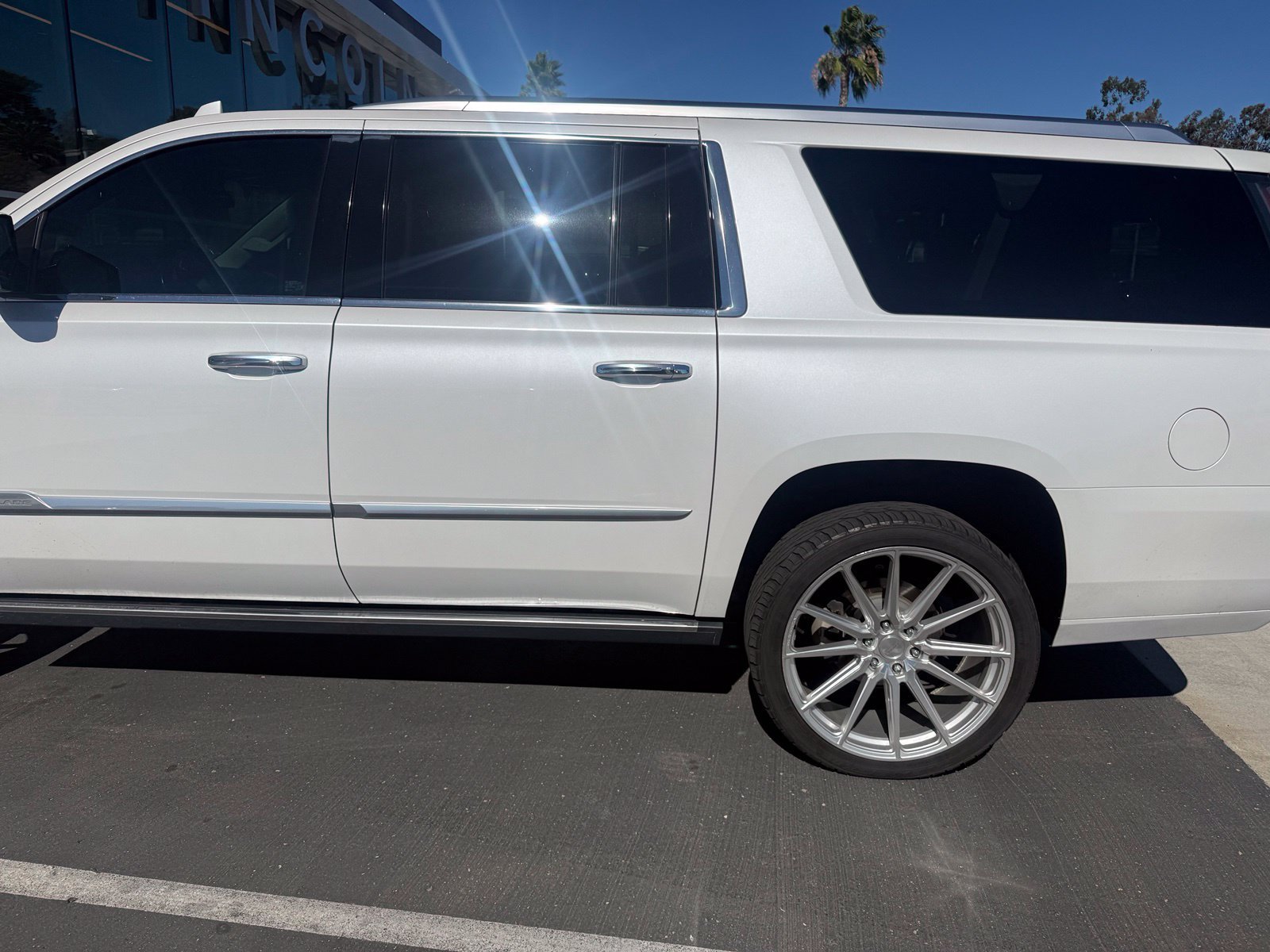 Used 2019 Cadillac Escalade ESV Premium Luxury RWD image 5