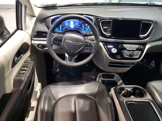 Used 2023 Chrysler Pacifica Touring-L FWD image 15
