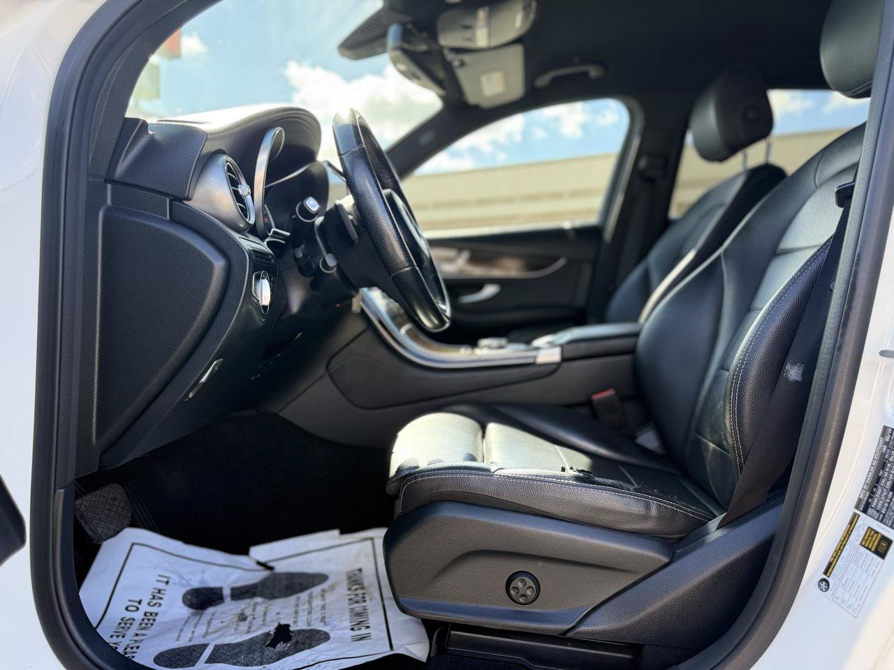 Used 2019 Mercedes-Benz GLC 300 w/ Premium Package image 26