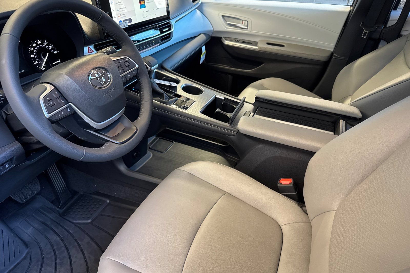 Used 2026 Toyota Sienna XLE FWD image 12
