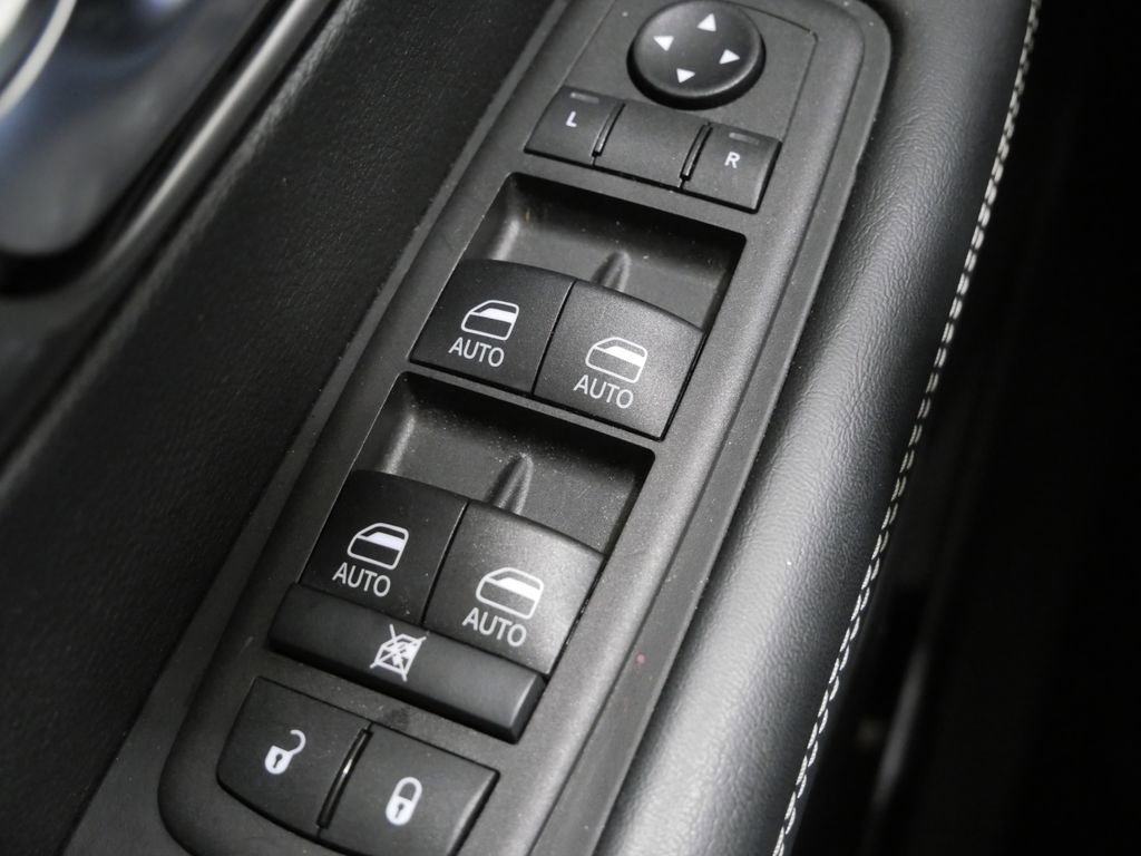 Used 2025 Chrysler Pacifica Select FWD image 13