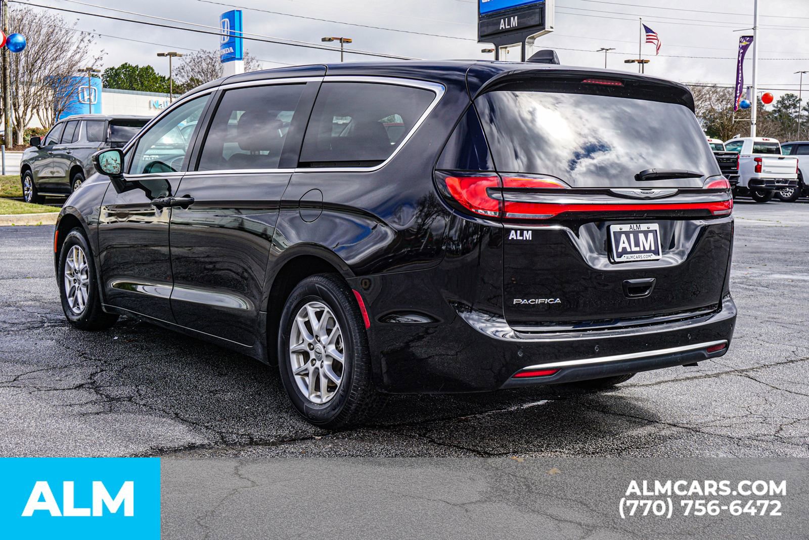 Used 2024 Chrysler Pacifica Touring-L image 8