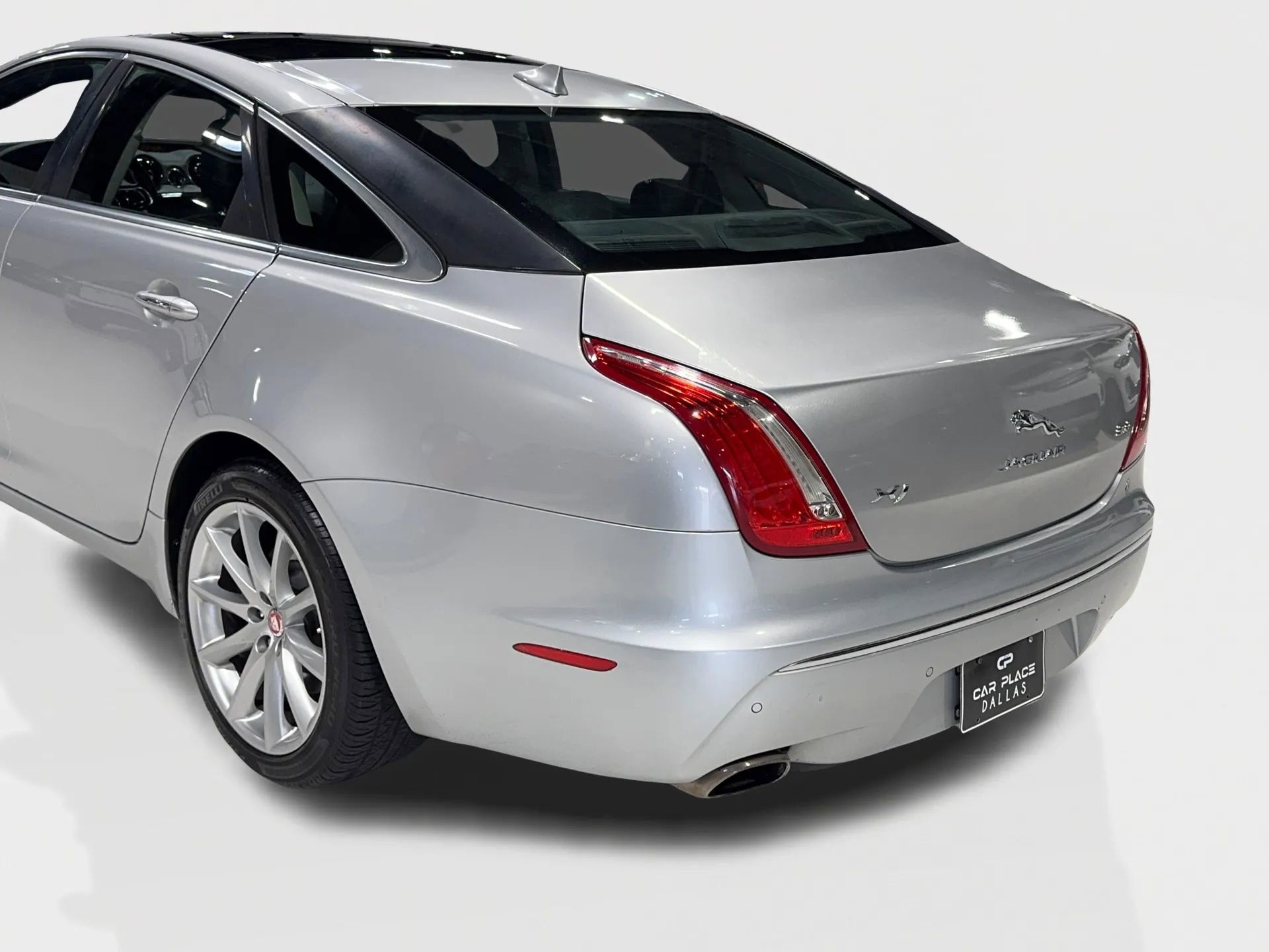 Used 2015 Jaguar XJ image 10