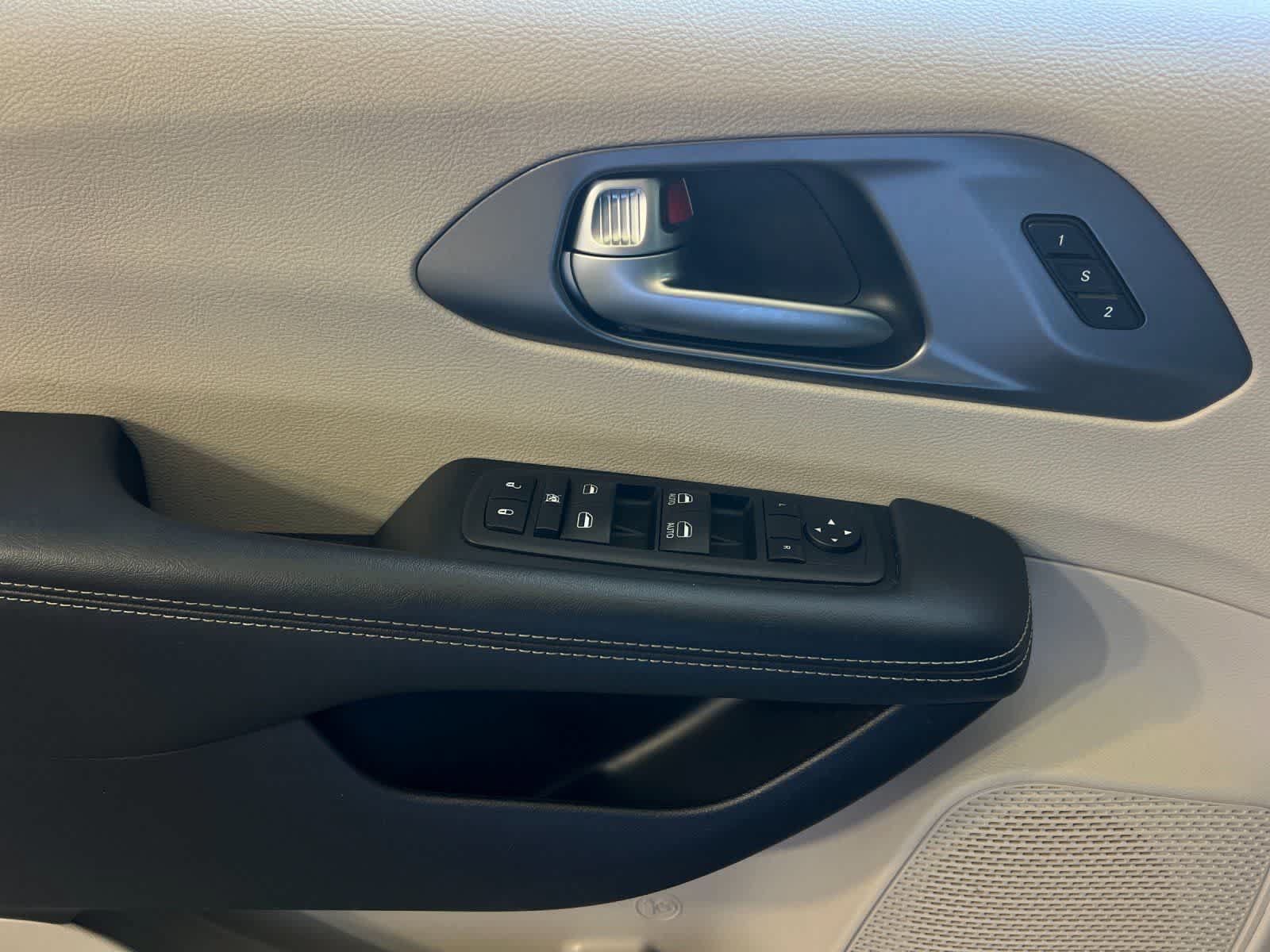 Used 2023 Chrysler Pacifica Touring-L FWD image 13