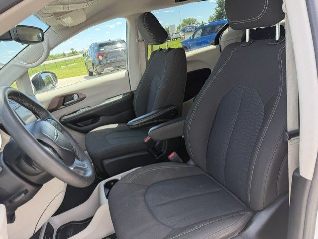 Used 2023 Chrysler Voyager LX FWD image 12