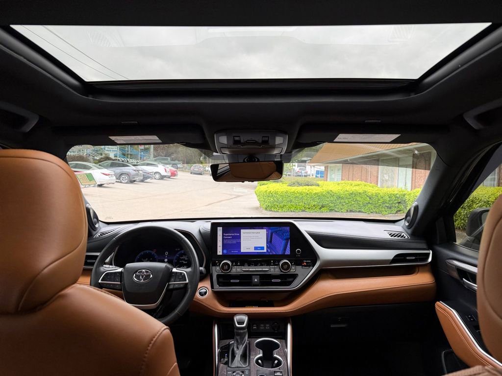 Used 2024 Toyota Highlander Platinum image 14